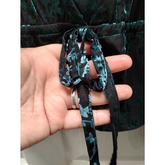 LC Lauren Conrad Size XL Black & Green Velvet Texture Clasp Front V-Neck Top - Picture 4 of 7